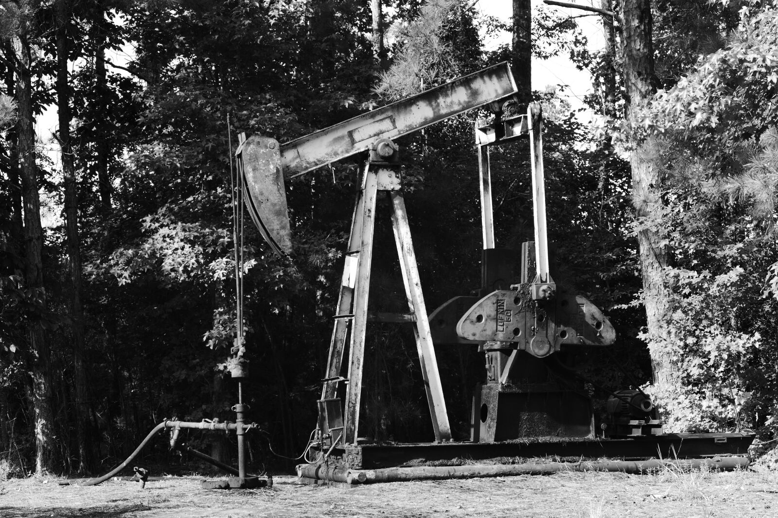 Panasonic Lumix DMC-FZ1000 sample photo. Oil, pump, black photography