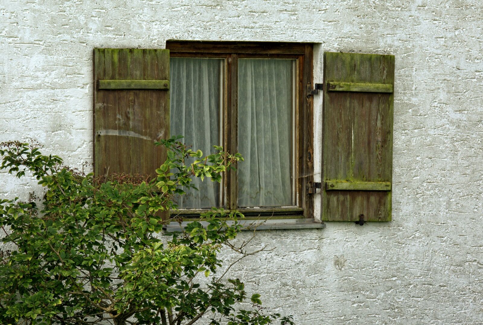55.0-200.0mm f/4.0-f/5.6 sample photo. Wooden windows, window, old photography