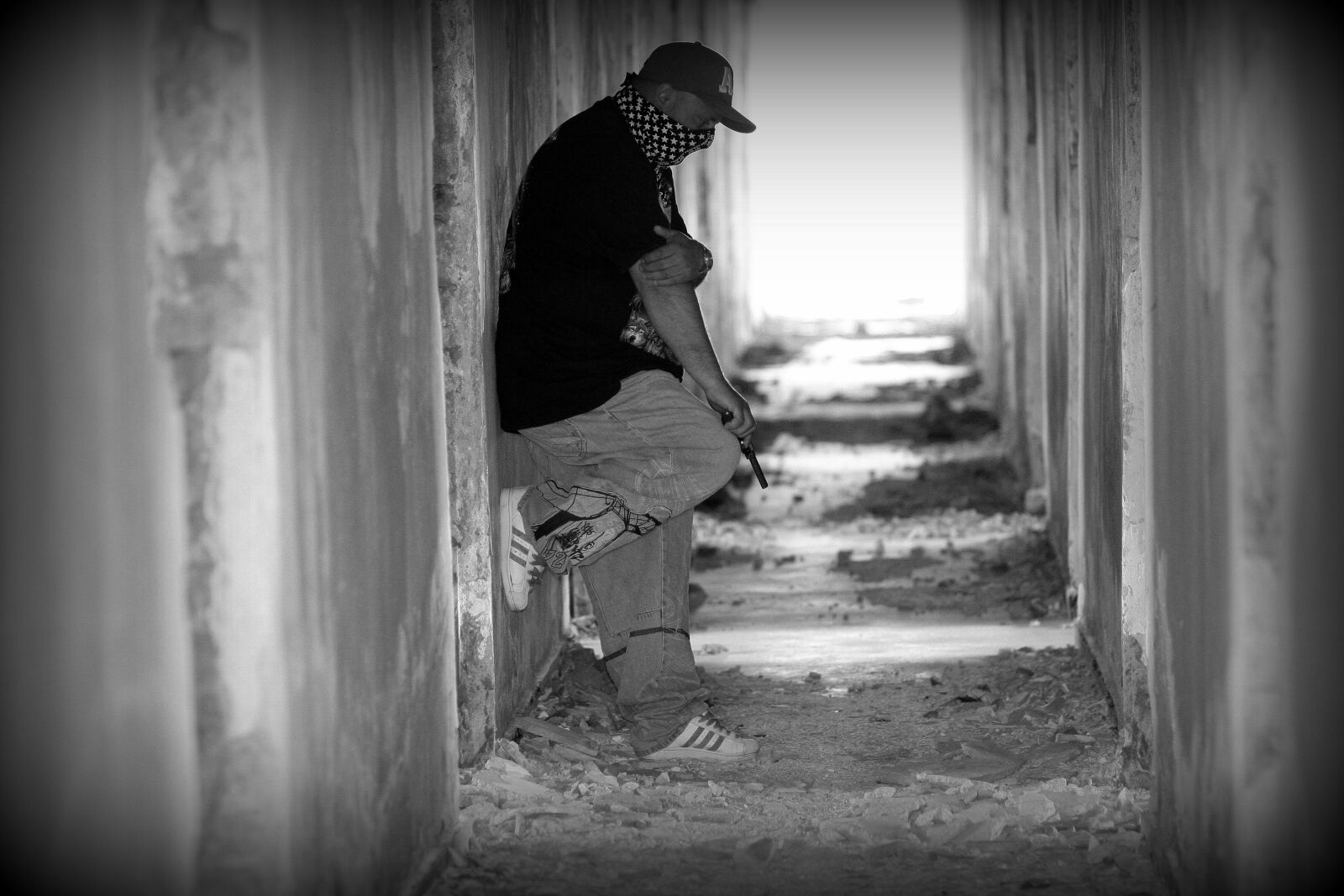 Canon EOS 450D (EOS Rebel XSi / EOS Kiss X2) sample photo. Man, gangster, pistol photography