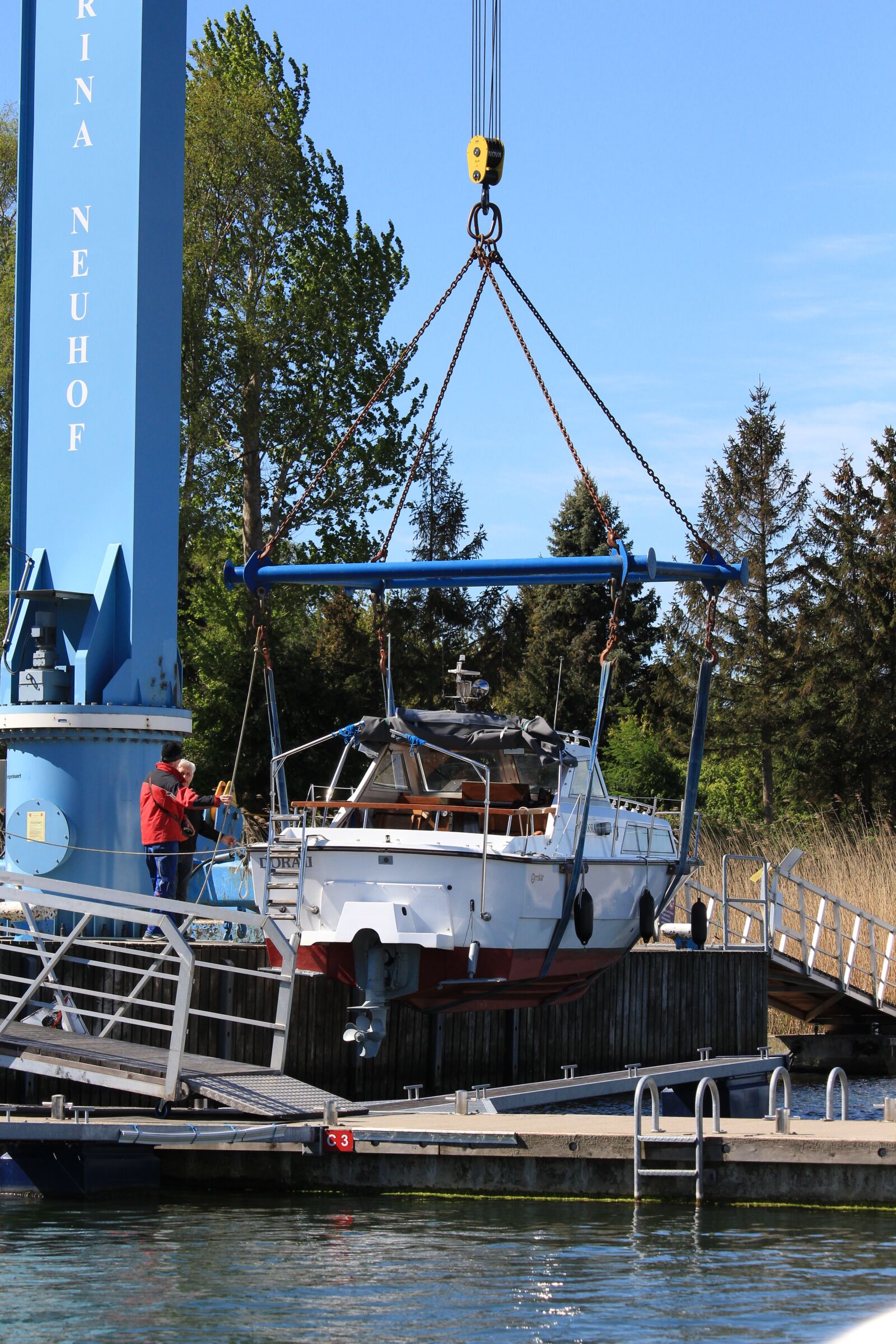 Canon EOS 700D (EOS Rebel T5i / EOS Kiss X7i) sample photo. Boat crane, cranes, port photography