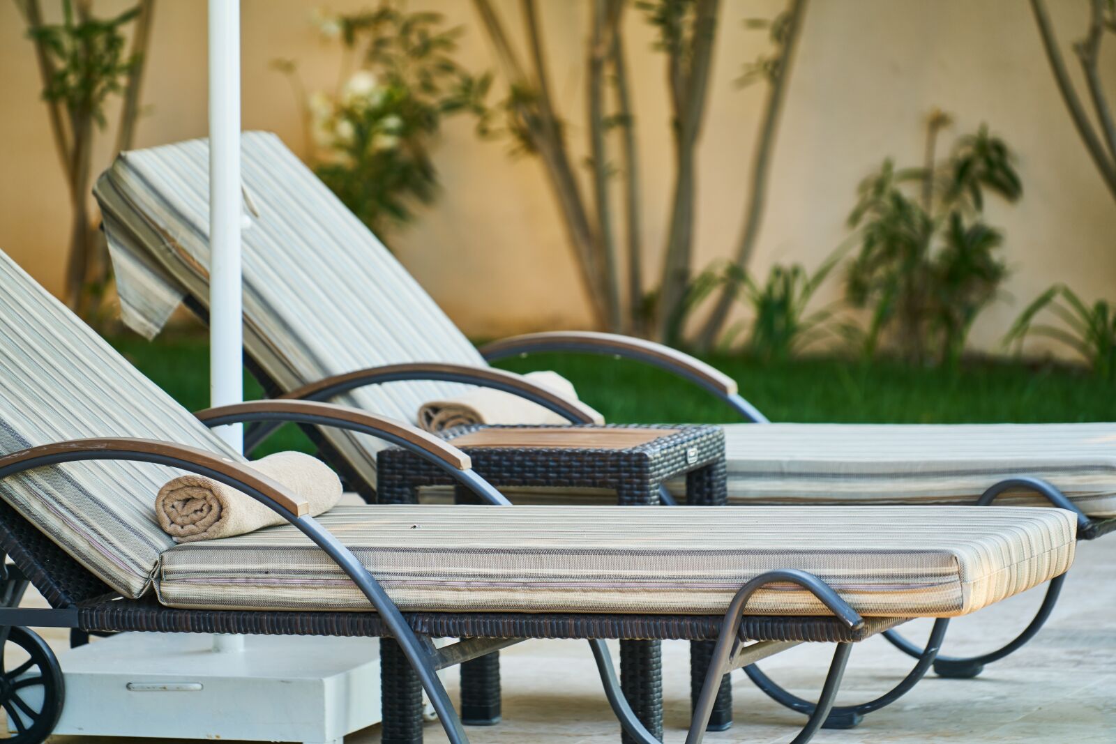 Sony FE 70-200mm F4 G OSS sample photo. Sunbeds, pool, marine photography
