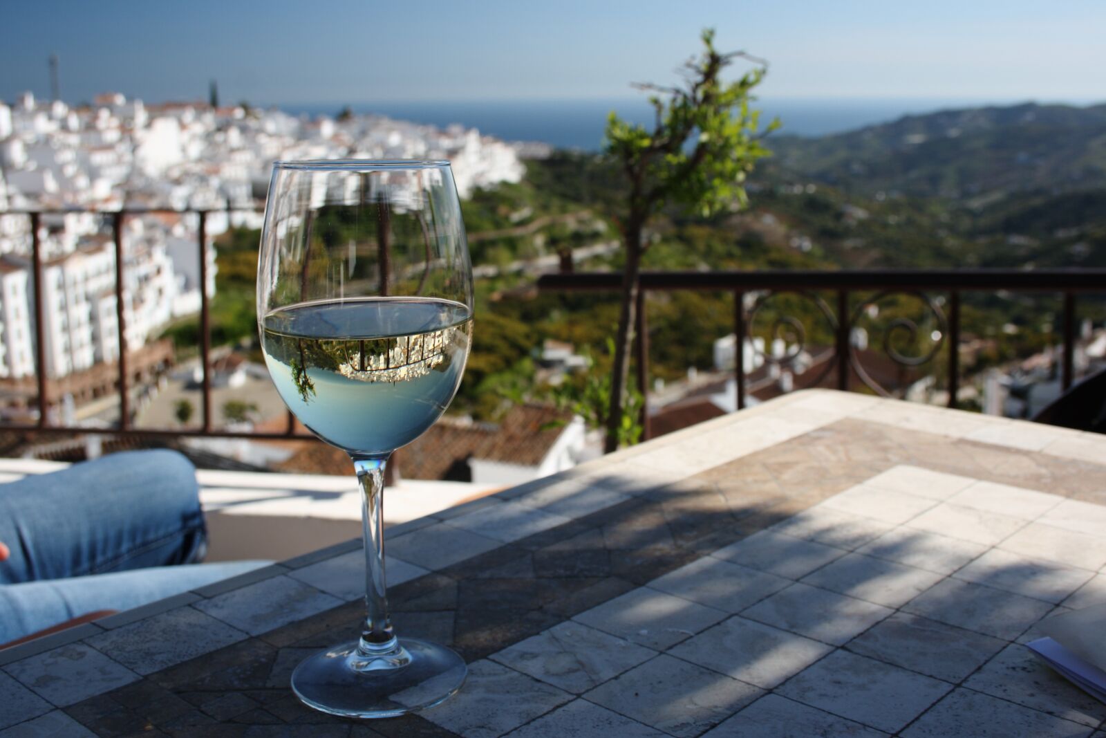 Canon EOS 400D (EOS Digital Rebel XTi / EOS Kiss Digital X) sample photo. Mediterranean, wine, mirroring photography