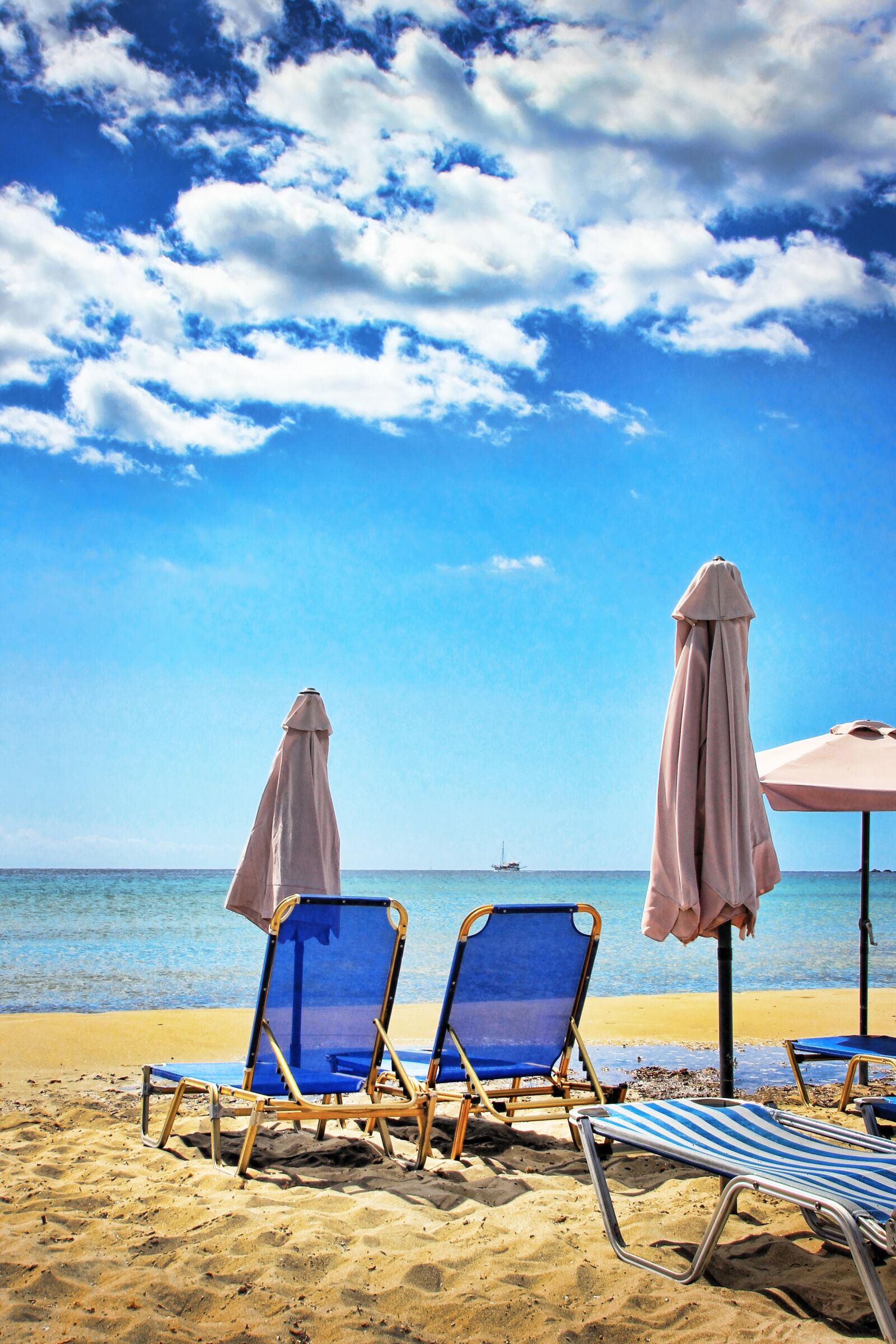 Canon EOS 550D (EOS Rebel T2i / EOS Kiss X4) sample photo. Beach, sun lounger, parasol photography