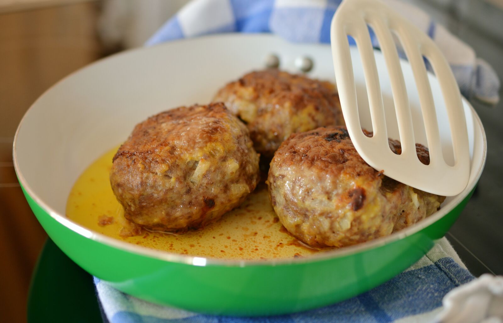 Nikon D5200 sample photo. Meatballs, coleslaw, pan photography