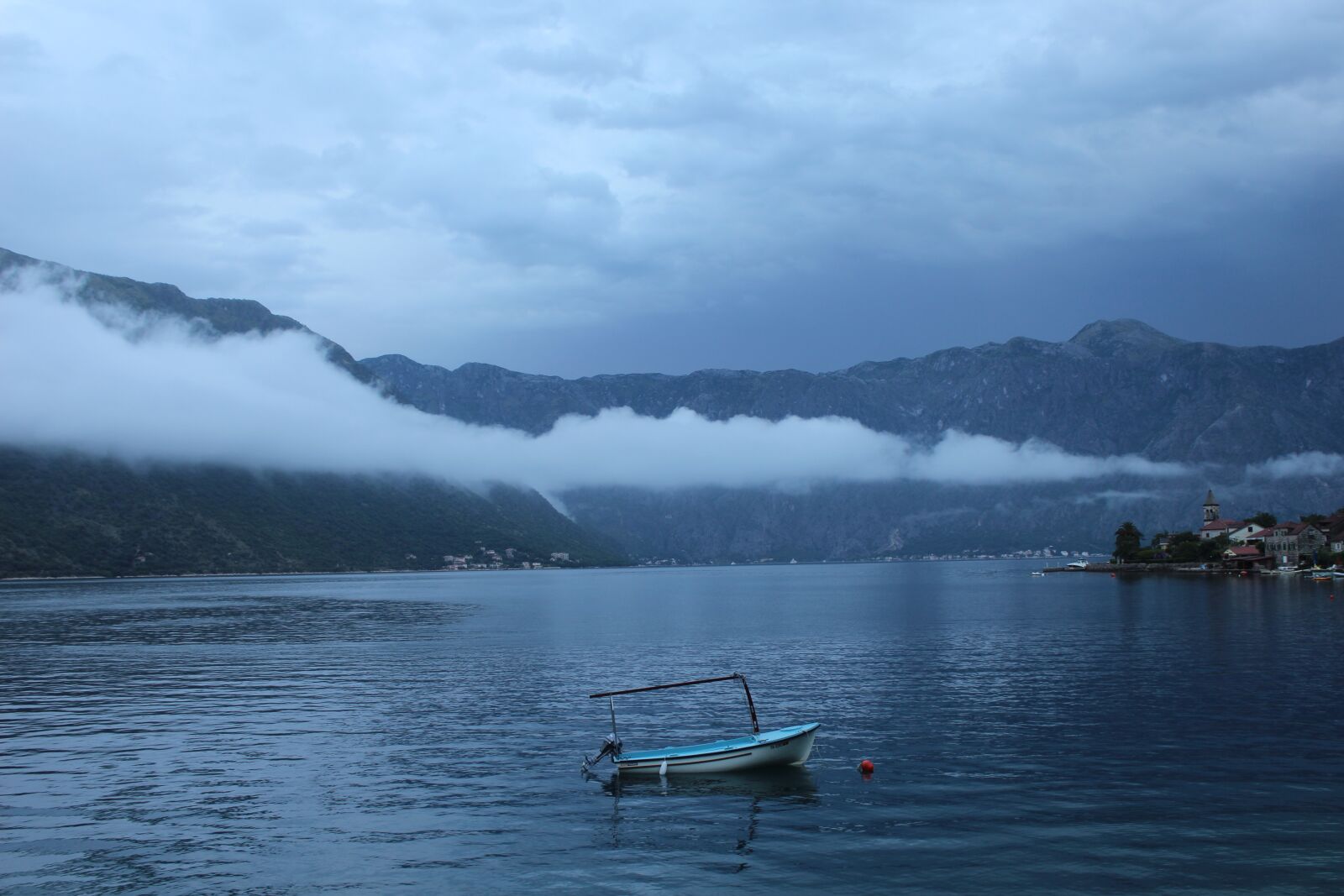 Canon EOS 600D (Rebel EOS T3i / EOS Kiss X5) sample photo. Sea, morning, clouds photography