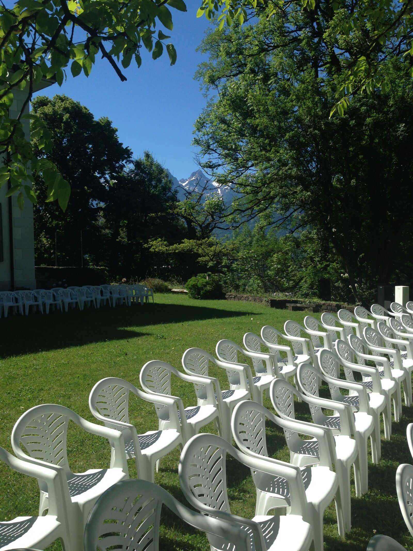 iPhone 5 back camera 4.12mm f/2.4 sample photo. Chairs, park, summer photography