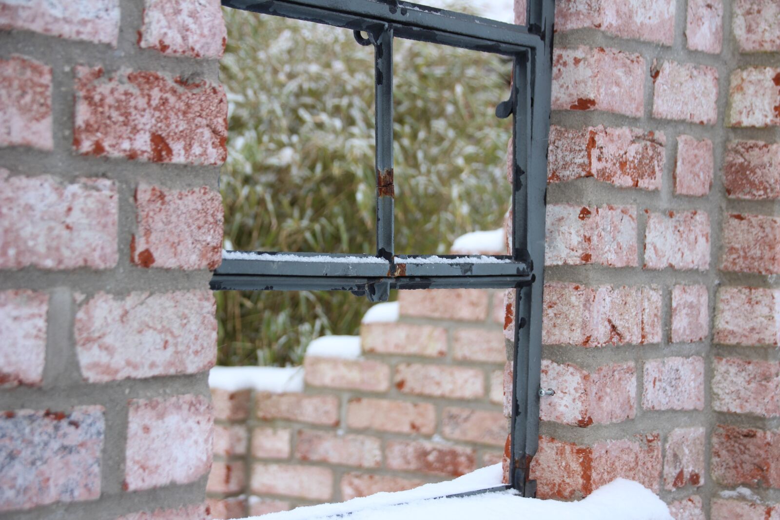 Canon EOS 1200D (EOS Rebel T5 / EOS Kiss X70 / EOS Hi) sample photo. Snow, window, winter photography