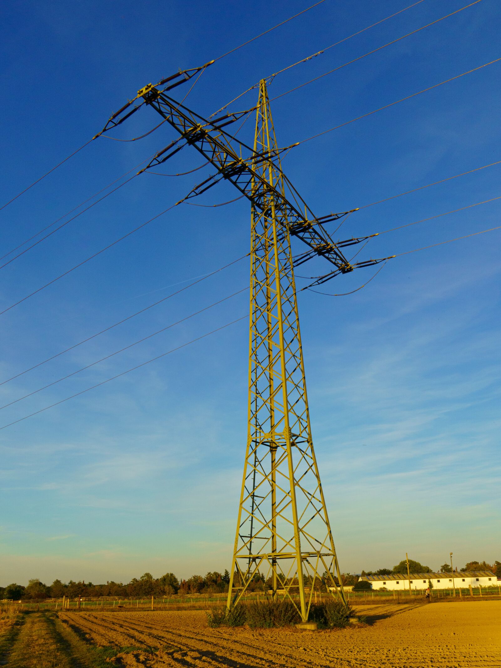 Sony E 18-135mm F3.5-5.6 OSS sample photo. Strommast, arable, field photography