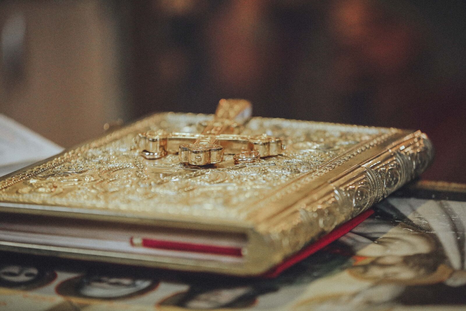 Canon EOS 5D Mark III sample photo. Bible, cross, gold, expensive photography