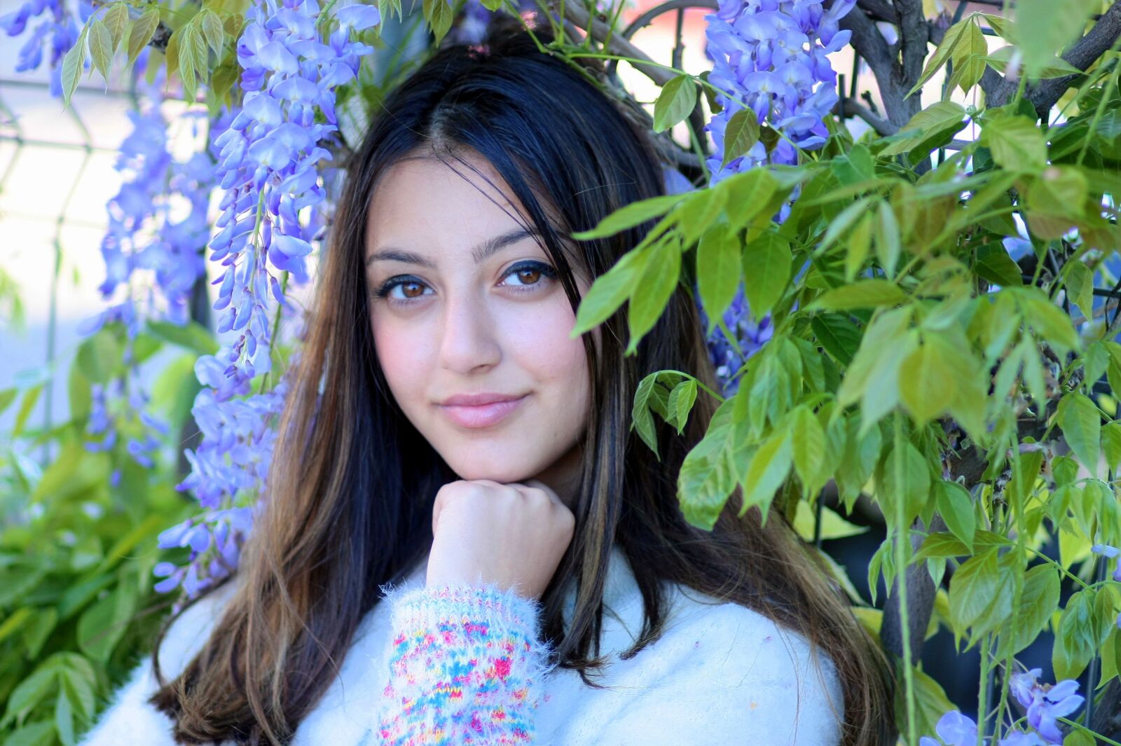 Canon EOS 450D (EOS Rebel XSi / EOS Kiss X2) sample photo. Girl, brown eyes, flowers photography