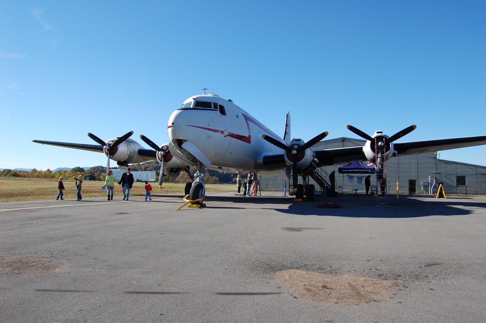 Nikon D40 sample photo. Airport, tarmac, visitors photography