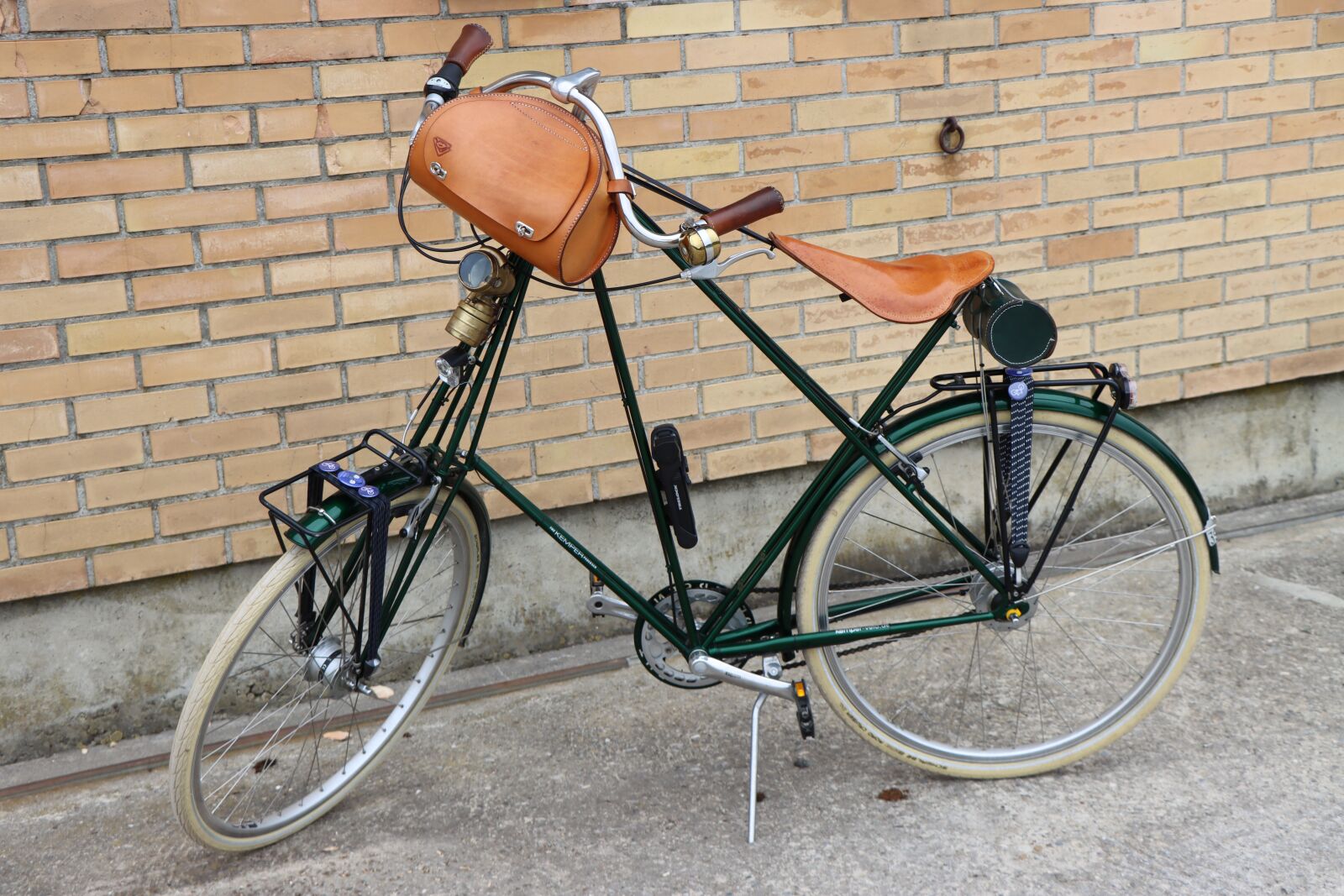 Canon EF-S 18-135mm F3.5-5.6 IS USM sample photo. Suspension saddle, pedersen, bike photography