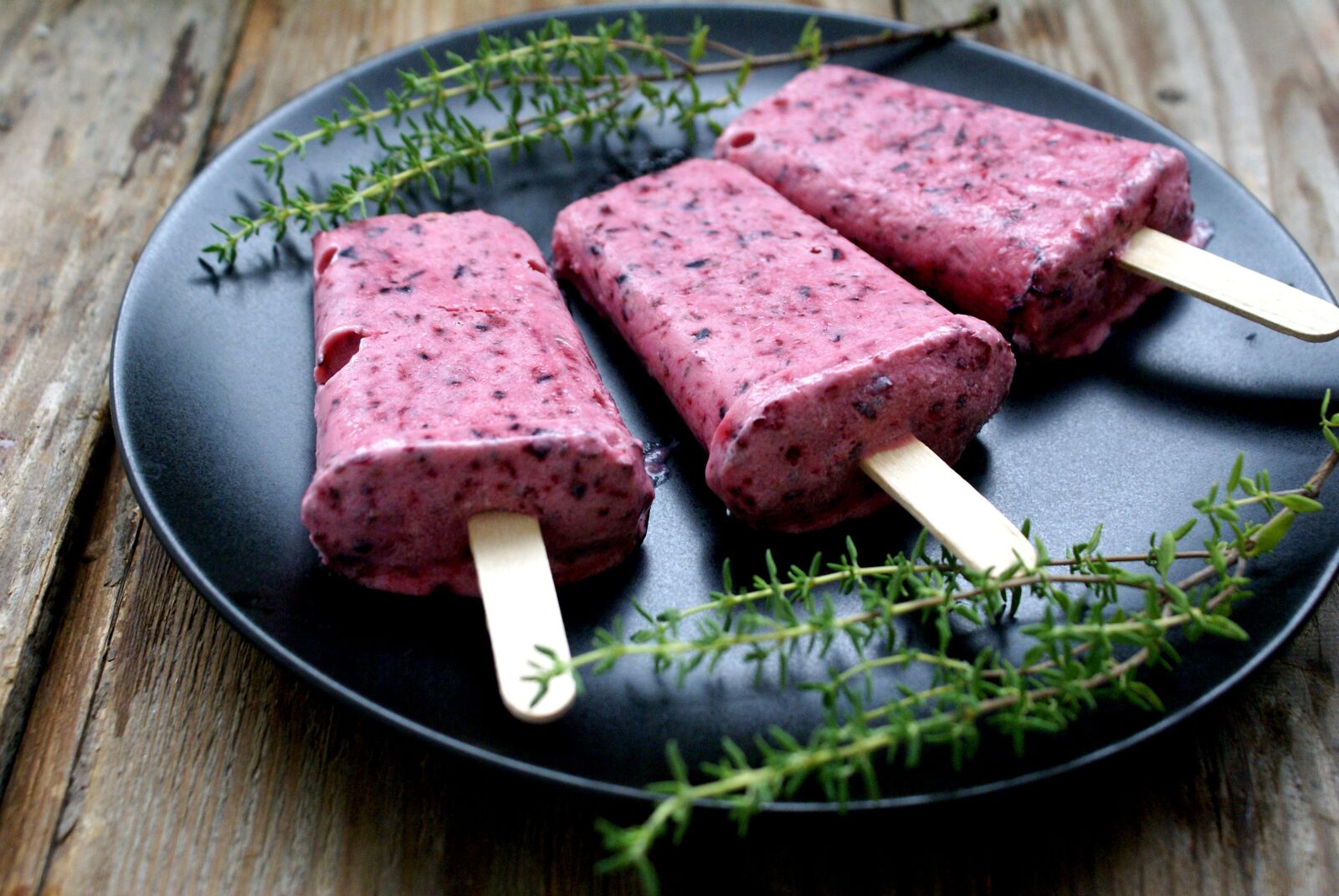 Sony Alpha DSLR-A100 sample photo. Currant popsicles, red currant photography