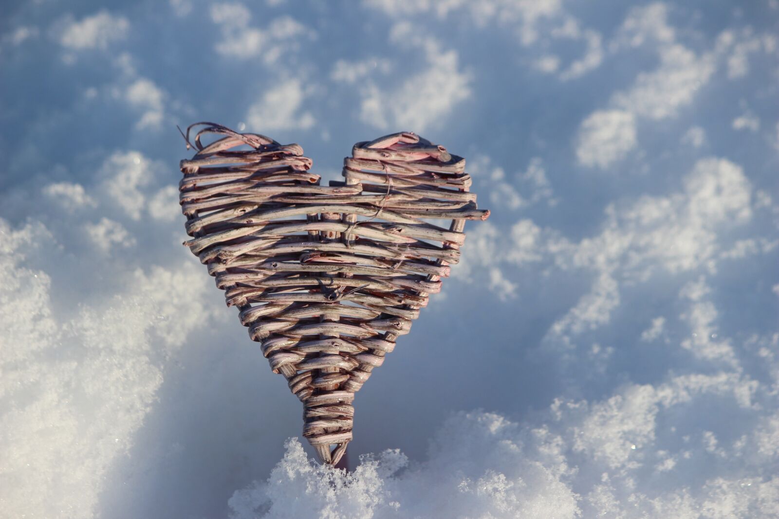 Canon EOS 600D (Rebel EOS T3i / EOS Kiss X5) sample photo. Heart, snow, white photography