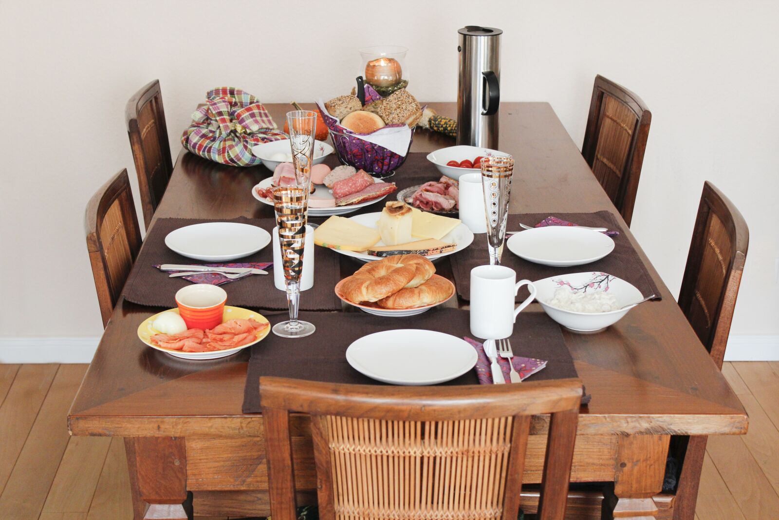 Canon EOS 600D (Rebel EOS T3i / EOS Kiss X5) sample photo. Table, chair, furniture photography