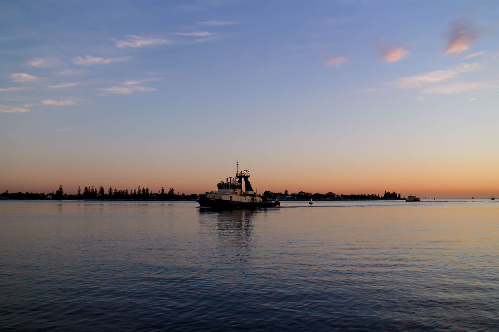 Canon EOS M2 sample photo. Scenic, view, of, sea photography