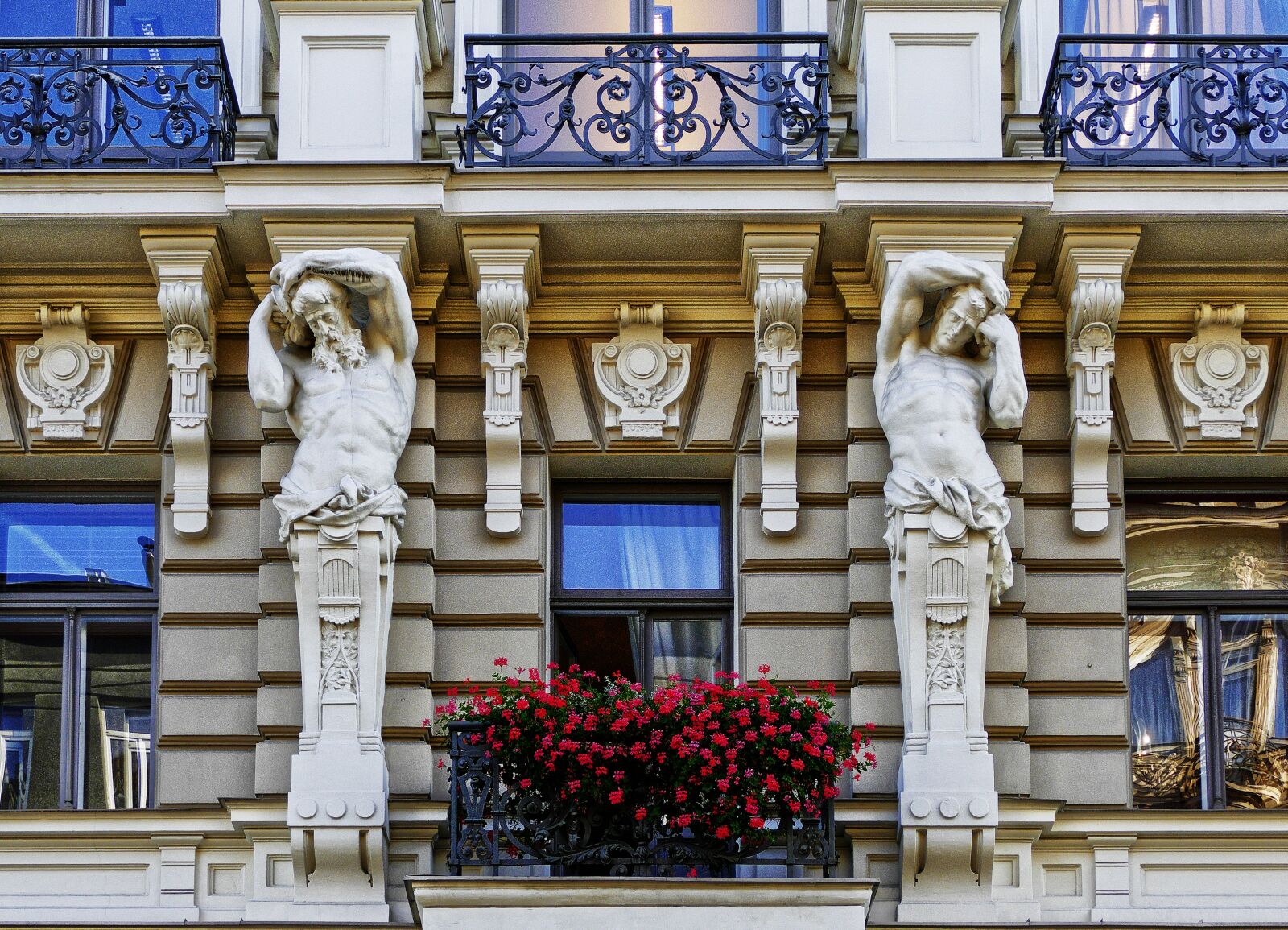 Panasonic Lumix DMC-FZ1000 sample photo. Art nouveau, facade, architecture photography