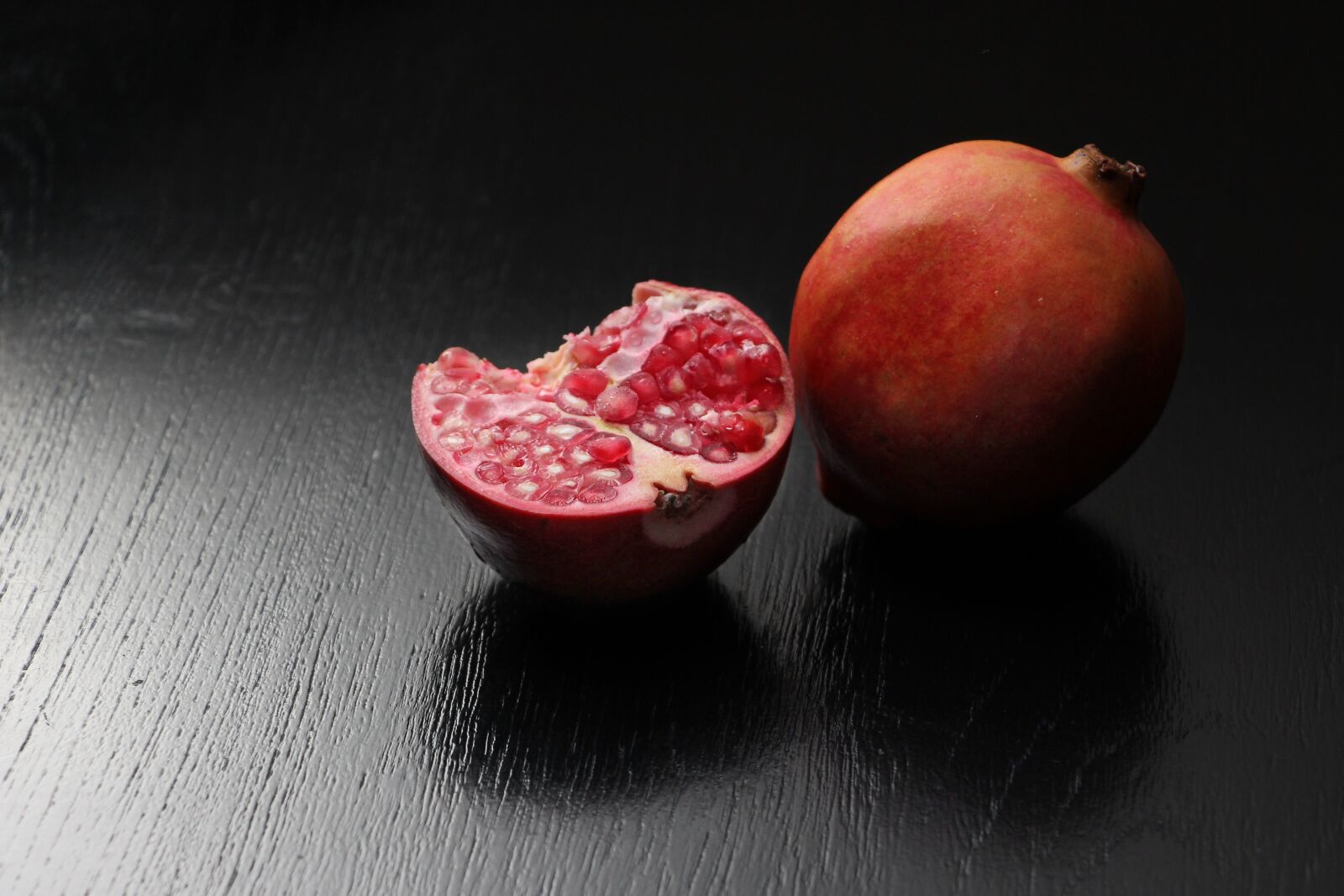 Canon EOS 700D (EOS Rebel T5i / EOS Kiss X7i) sample photo. Pomegranate, darkroom, fruit photography