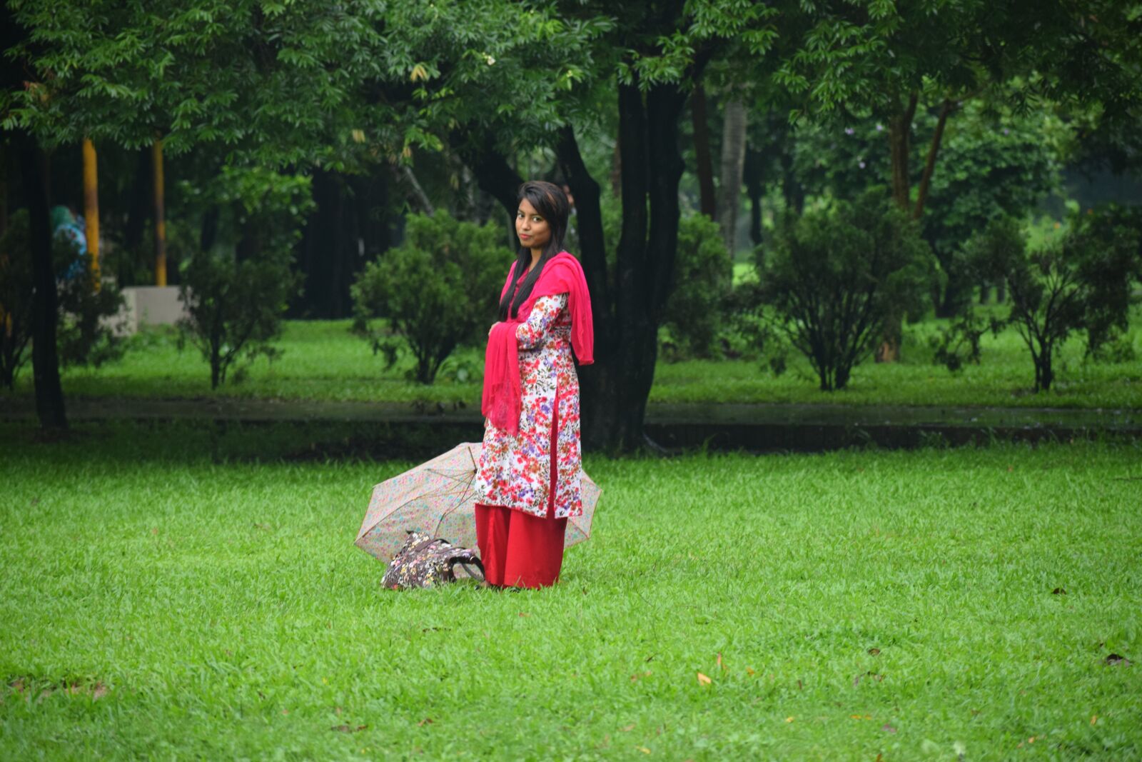 Nikon D5300 sample photo. Woman, umbrella, green photography