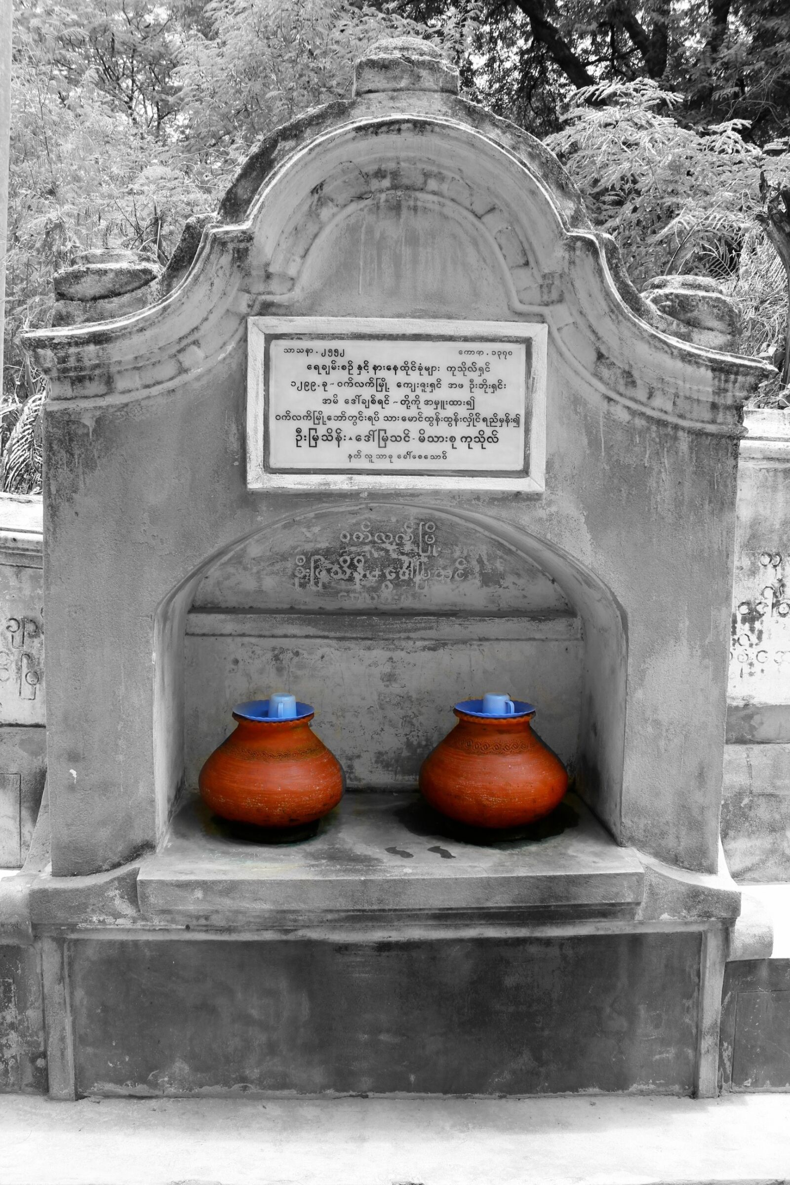 Canon EOS 550D (EOS Rebel T2i / EOS Kiss X4) sample photo. Burma, pots, craft photography