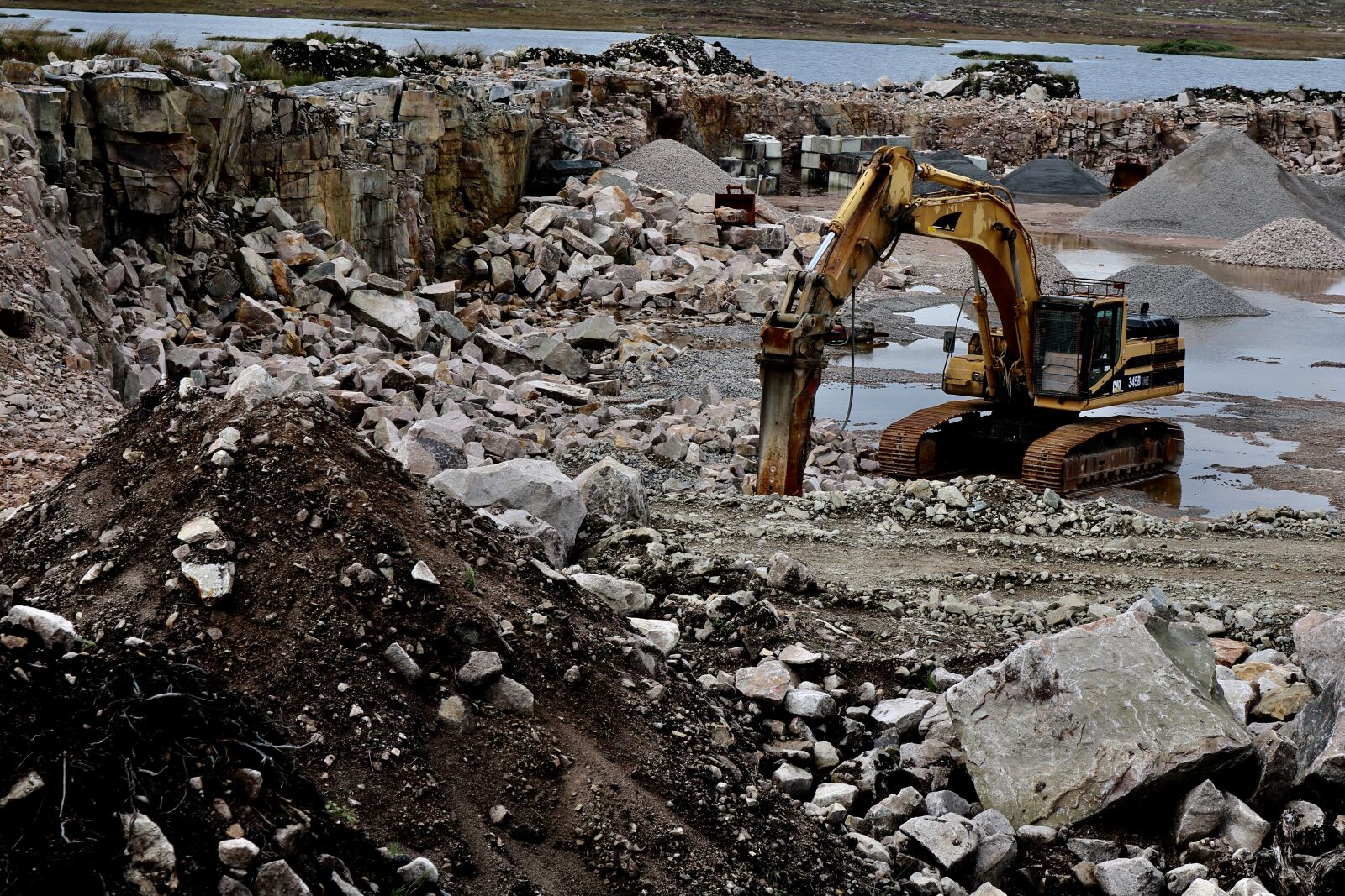 Canon EOS 750D (EOS Rebel T6i / EOS Kiss X8i) sample photo. Quarry, excavators, work photography