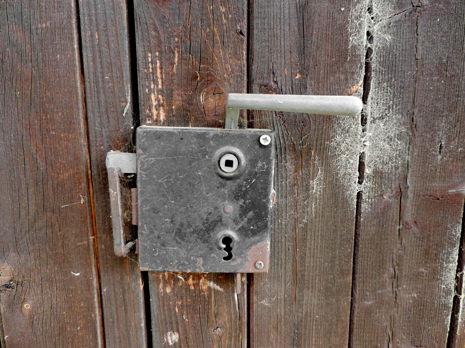 Nikon Coolpix P520 sample photo. Handmade, keyhole, metal, wood photography