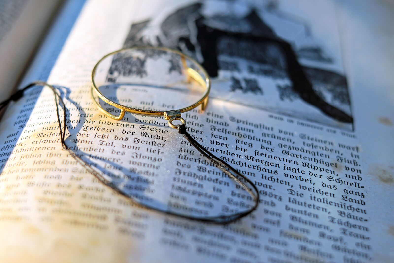 Fujifilm X-T10 + Fujifilm XF 35mm F1.4 R sample photo. Monocle, old, sehhilfe photography