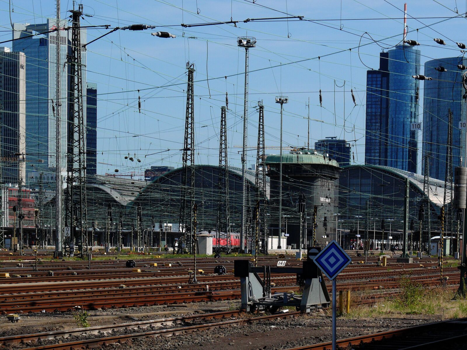 Leica V-LUX 1 sample photo. Train, railway station, bank photography