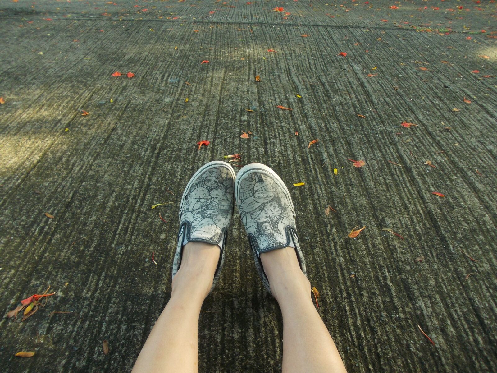 Nikon COOLPIX L25 sample photo. Shoes, legs, feet photography