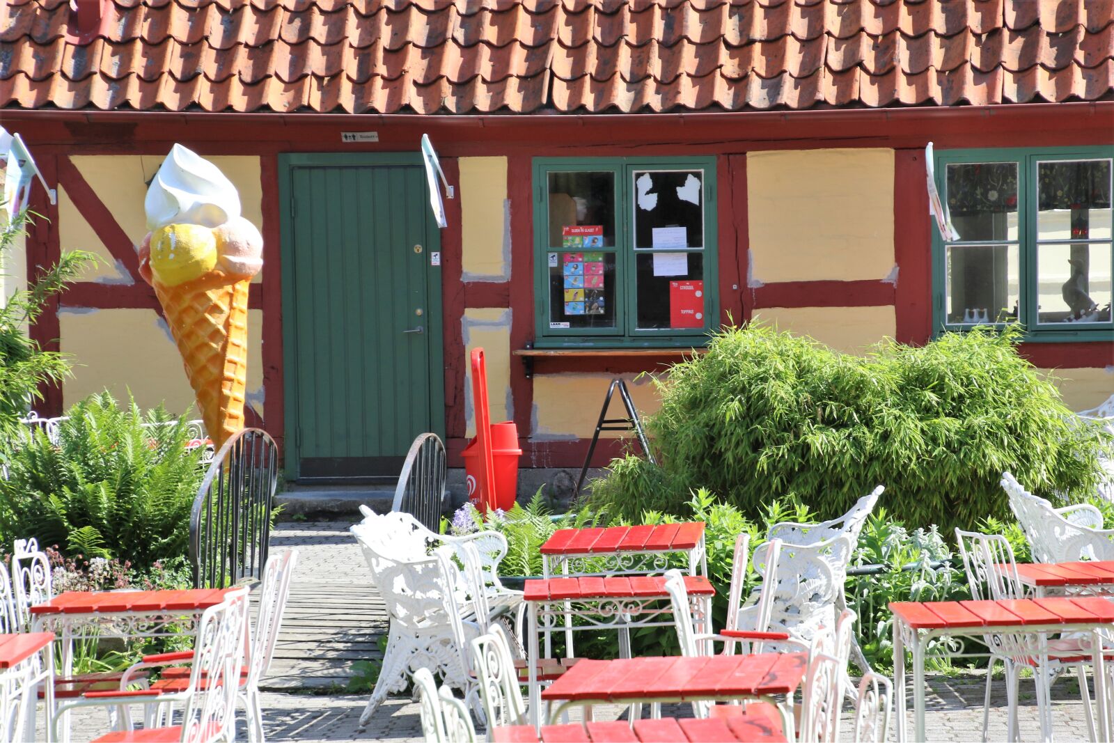 Canon EOS 7D Mark II sample photo. Alfresco, cafe, chairs, chairs photography