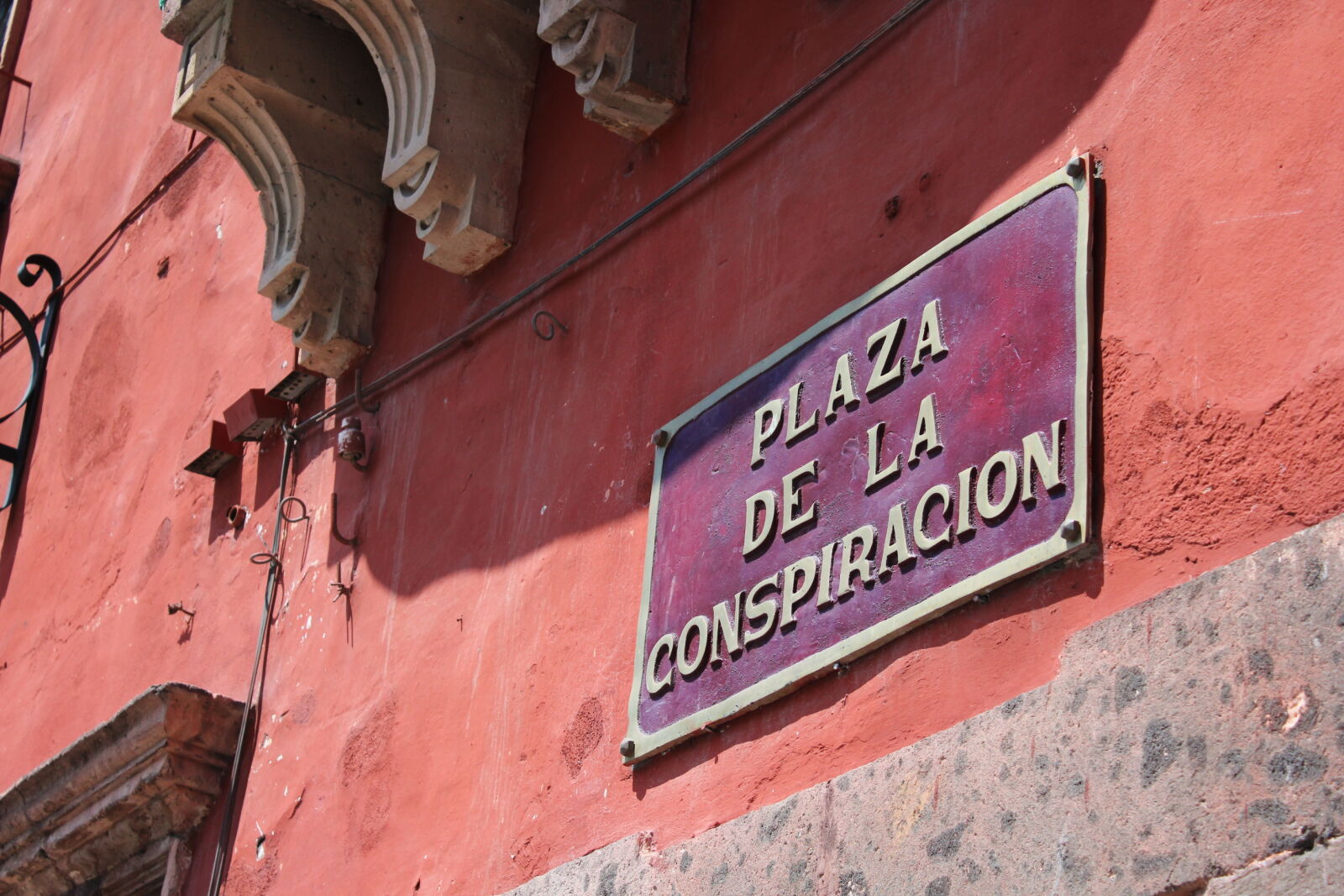Canon EOS 1200D (EOS Rebel T5 / EOS Kiss X70 / EOS Hi) sample photo. Building, mexico, outdoors, red photography