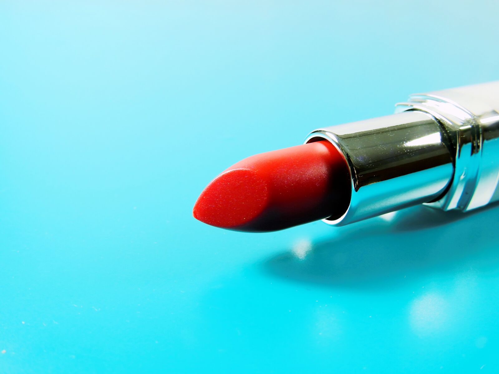 Nikon Coolpix P900 sample photo. Lipstick, cosmetics, makeup photography