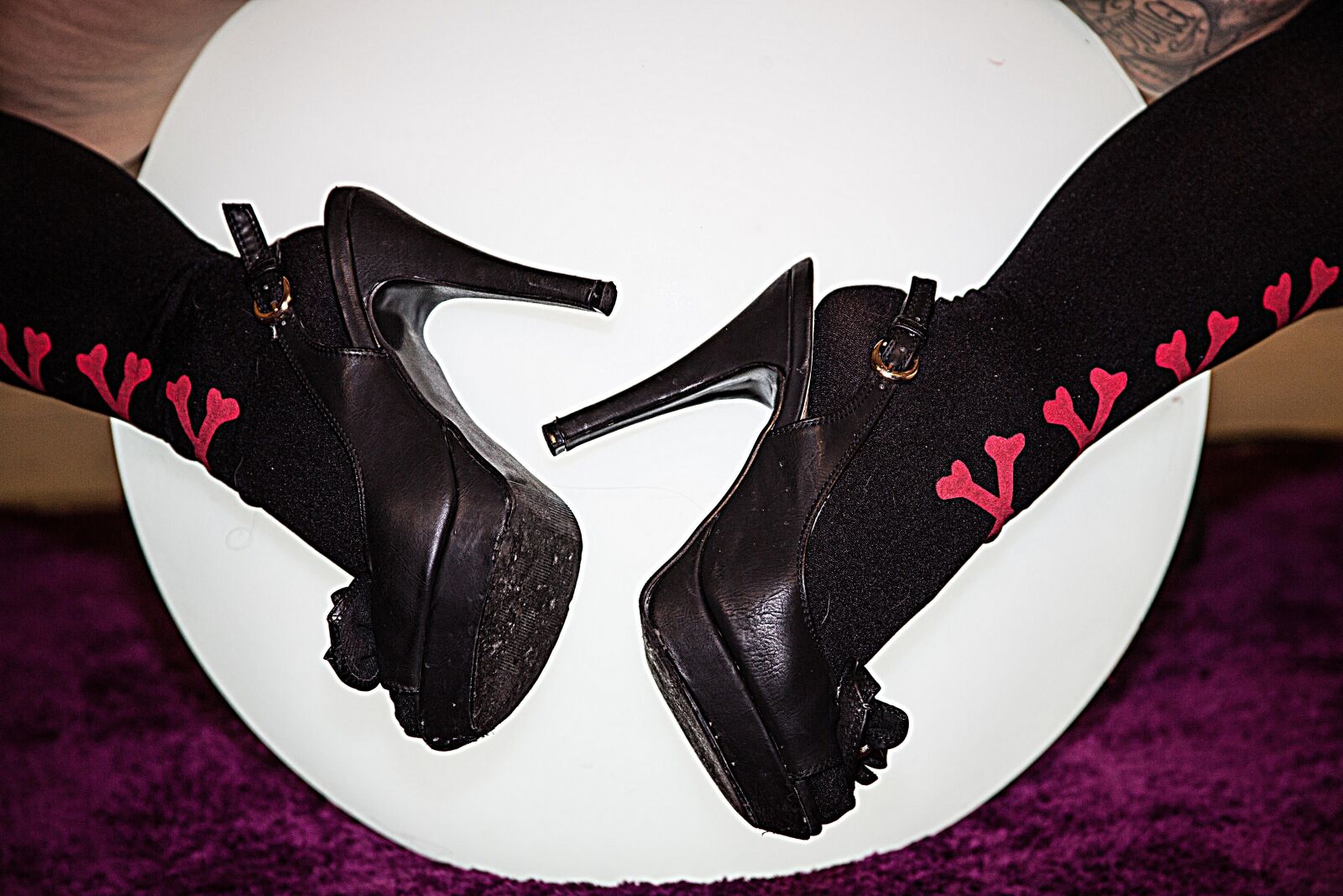 Canon EOS 5D Mark III sample photo. Woman's shoe, femininity, tights photography