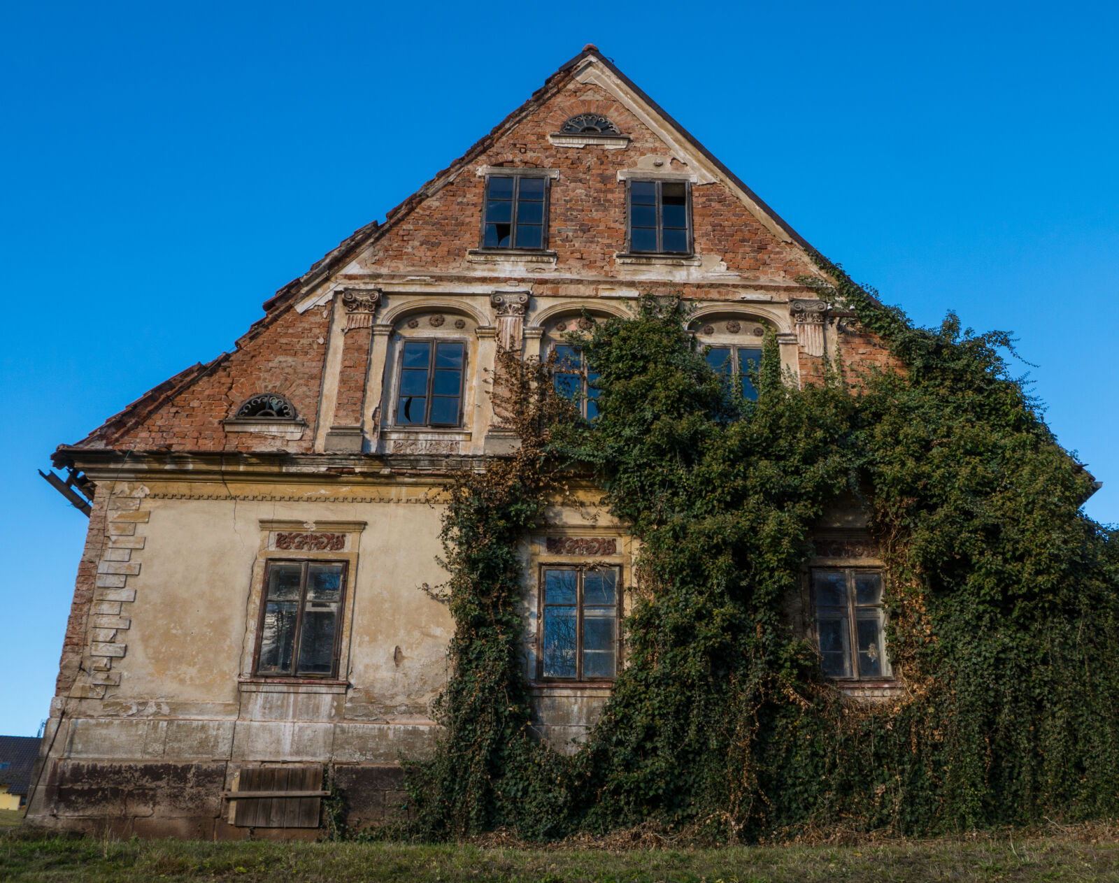 Sony DT 16-50mm F2.8 SSM sample photo. Old, cottage, nature photography