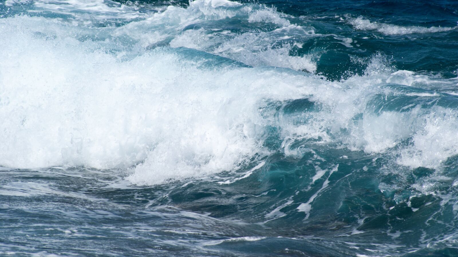 Sony DT 55-200mm F4-5.6 SAM sample photo. The waves, sea, nature photography