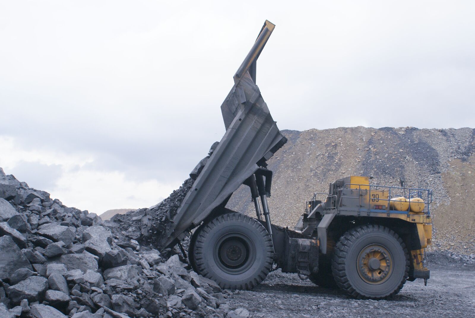 Sony Alpha DSLR-A100 sample photo. Production, coal, minerals photography