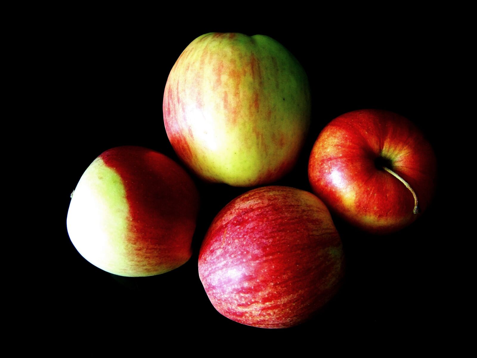 Kodak EASYSHARE ZD710 ZOOM DIGITAL CAMERA sample photo. Apple, fruit, red-green apple photography