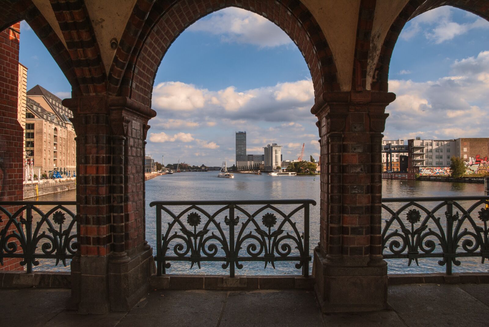 Sony Alpha DSLR-A100 sample photo. Berlin, oberbaumbrücke, friedrichshain photography