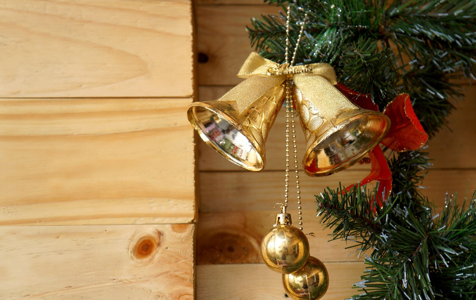 Sony Alpha NEX-F3 + Sony E 18-55mm F3.5-5.6 OSS sample photo. Christmas, decorate, pine wood photography