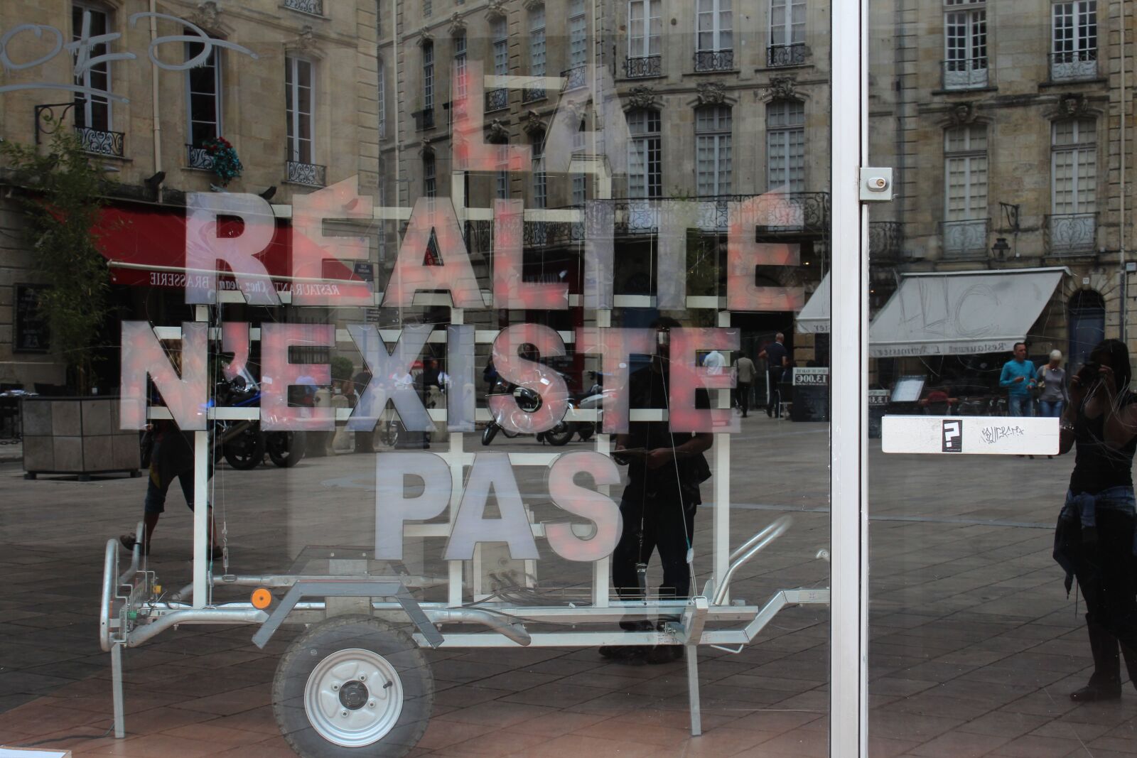 Canon EOS 600D (Rebel EOS T3i / EOS Kiss X5) sample photo. France, shop, architecture photography