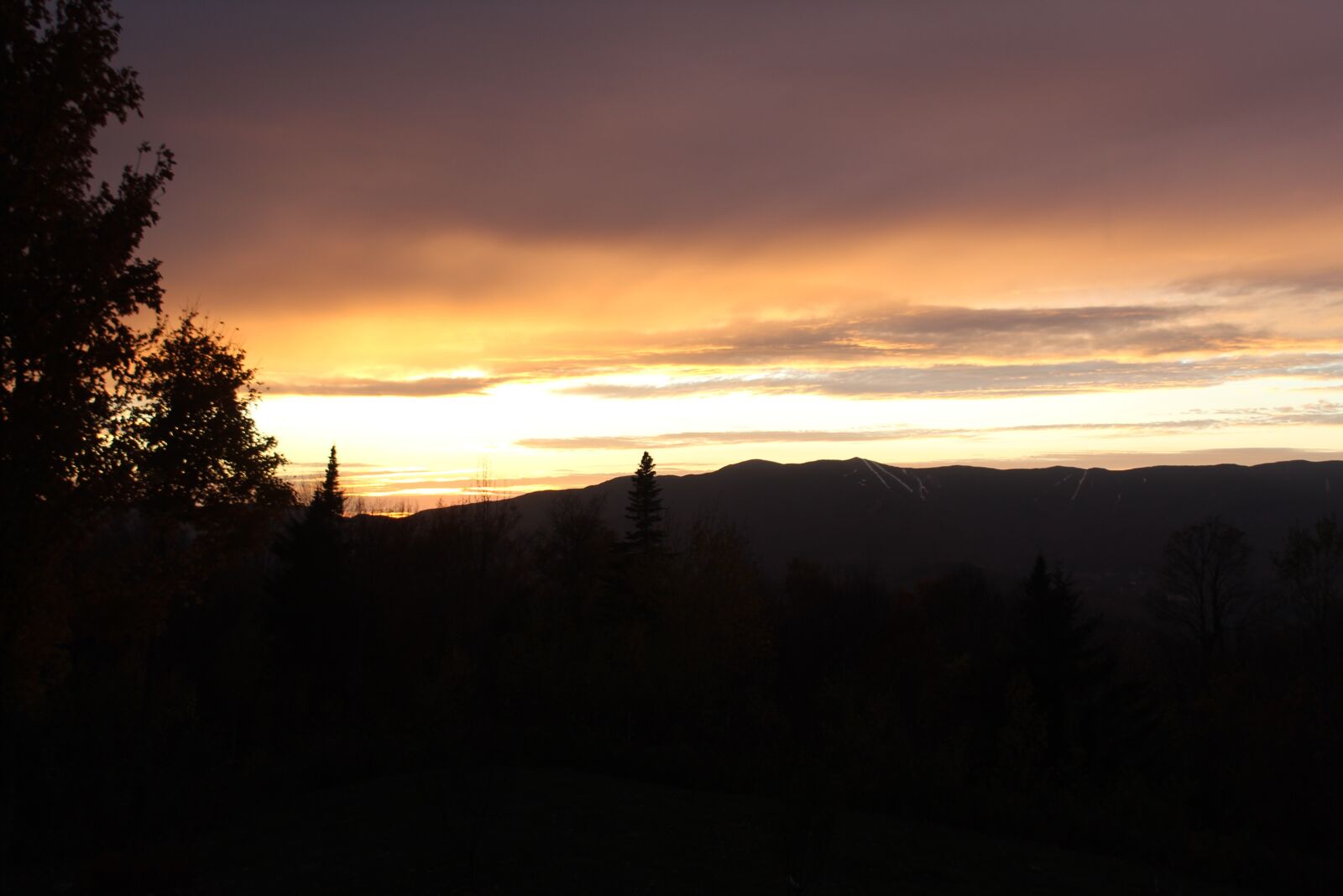 Canon EOS 1300D (EOS Rebel T6 / EOS Kiss X80) + Canon EF-S 18-55mm F3.5-5.6 IS II sample photo. Mountain, sunset, sky photography