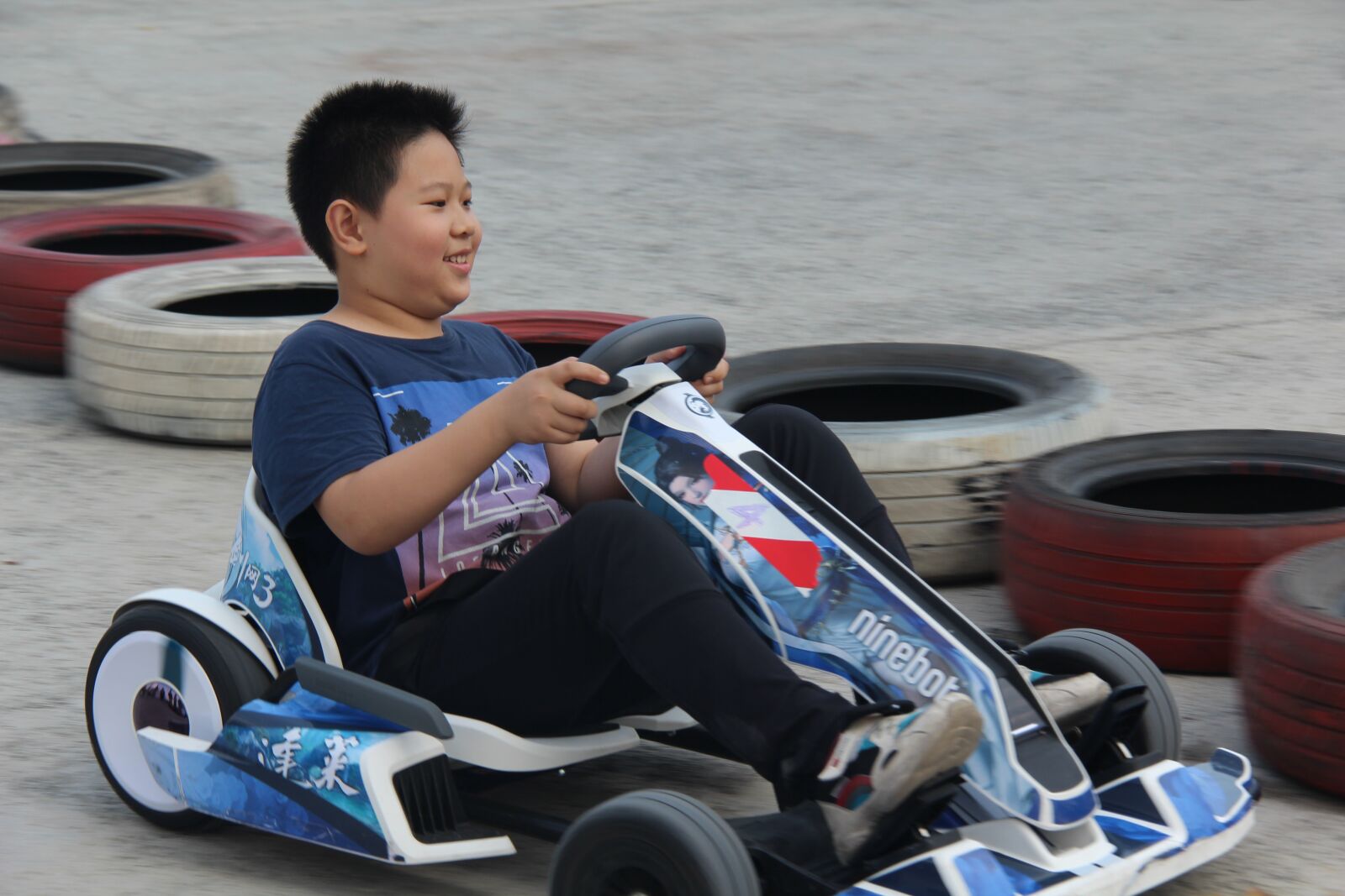 Canon EF-S 18-200mm F3.5-5.6 IS sample photo. Child, kart, happy photography
