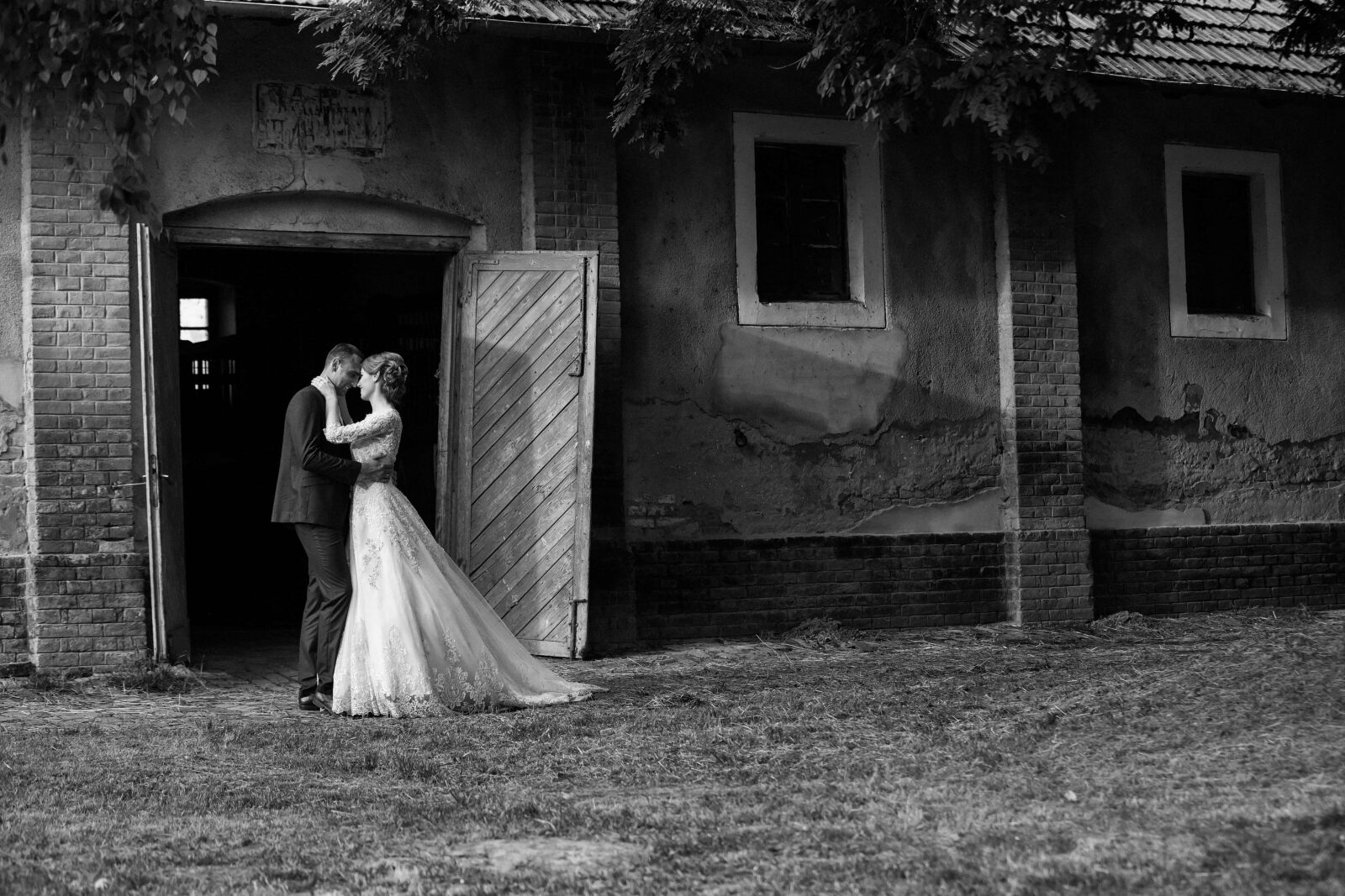 Canon EF 70-200mm F2.8L IS II USM sample photo. Husband, countryside, marriage, barn photography