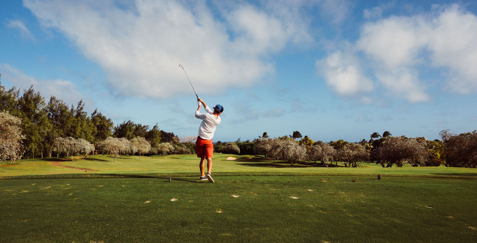 Sony Alpha NEX-5T sample photo. Clouds, shade, golf, golfer photography