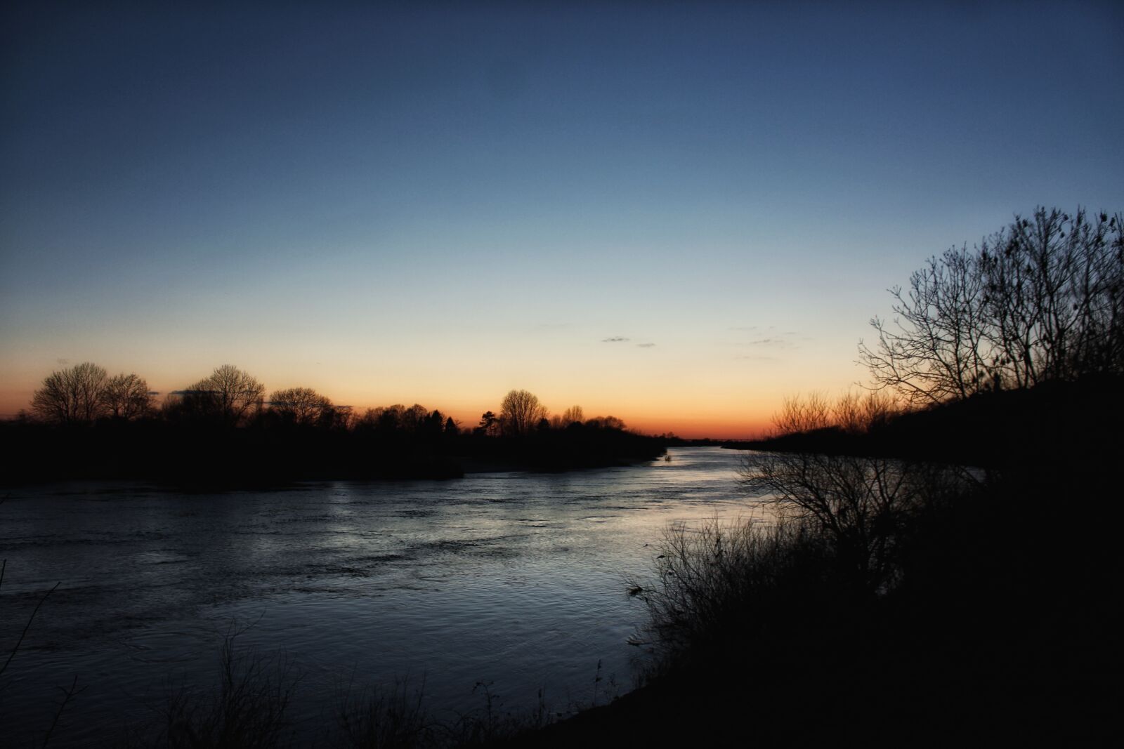 Canon EOS 1300D (EOS Rebel T6 / EOS Kiss X80) sample photo. Weser, river, blue hour photography