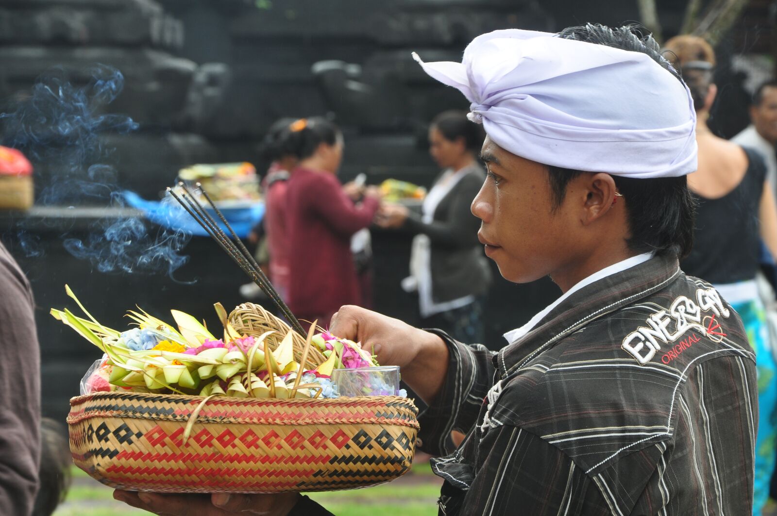 Nikon D90 sample photo. Plateau, offerings, temple photography