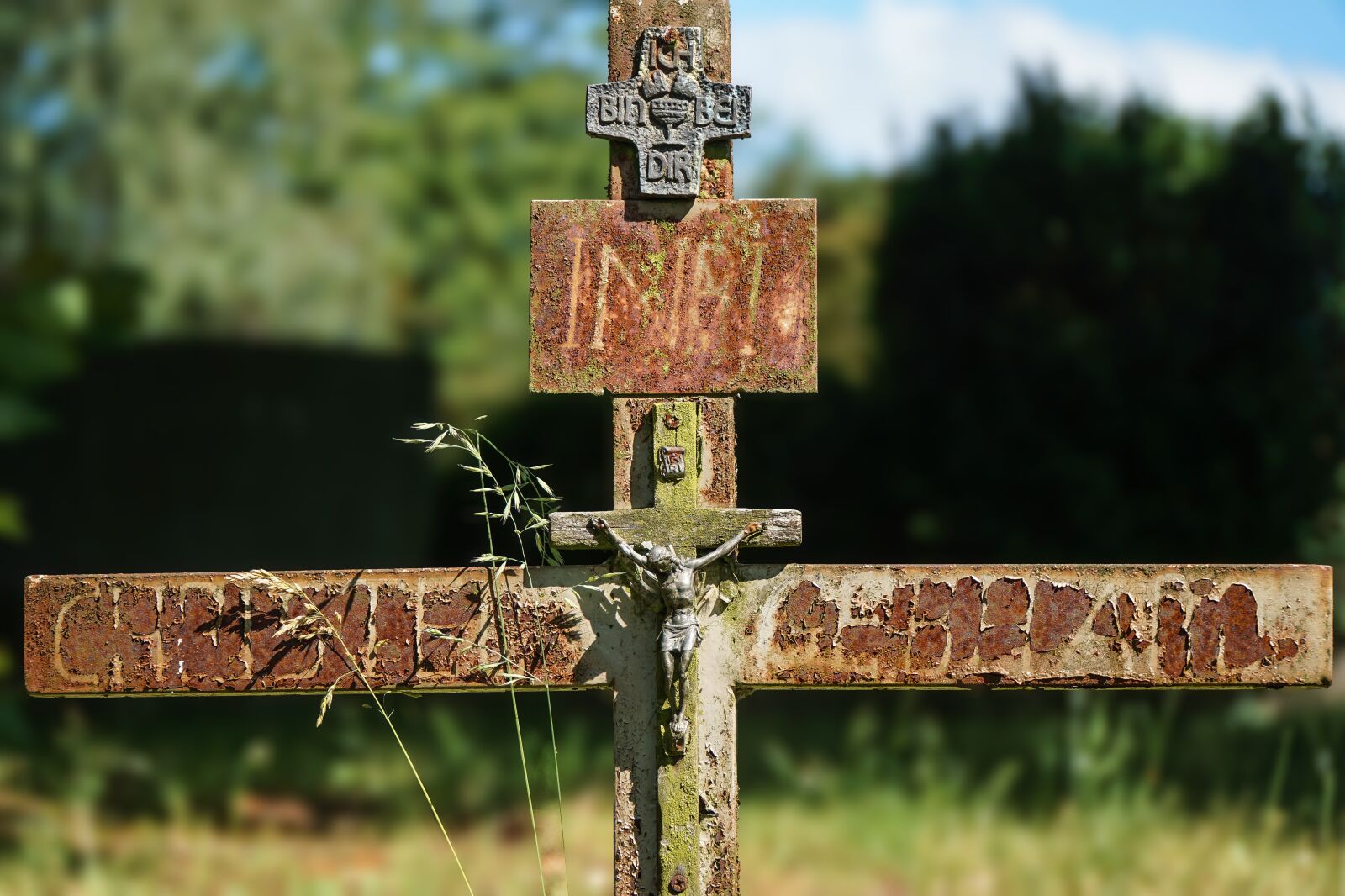 Sony a6000 + Sony E PZ 18-105mm F4 G OSS sample photo. Cross, cemetery, old photography