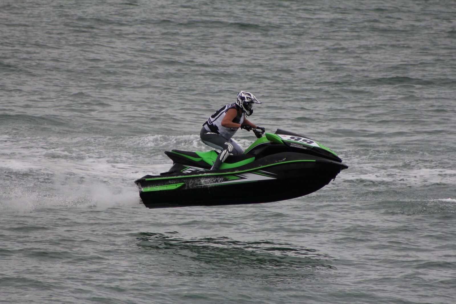 Canon EOS 550D (EOS Rebel T2i / EOS Kiss X4) sample photo. Waves, water, summer photography