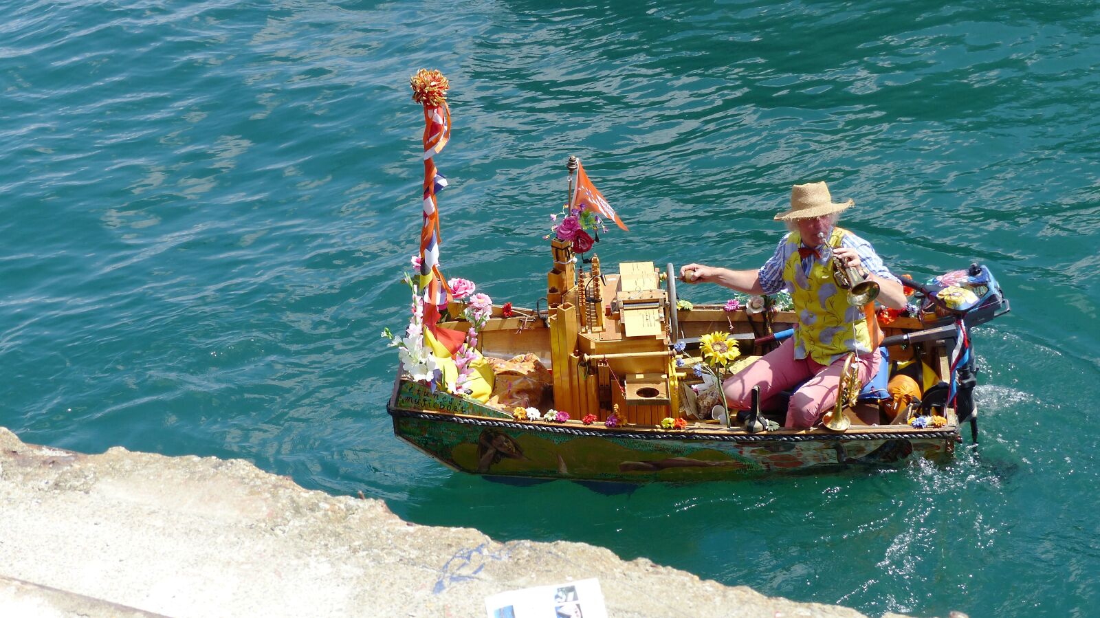 Panasonic Lumix DMC-FZ200 sample photo. Street musicians, water musicians photography
