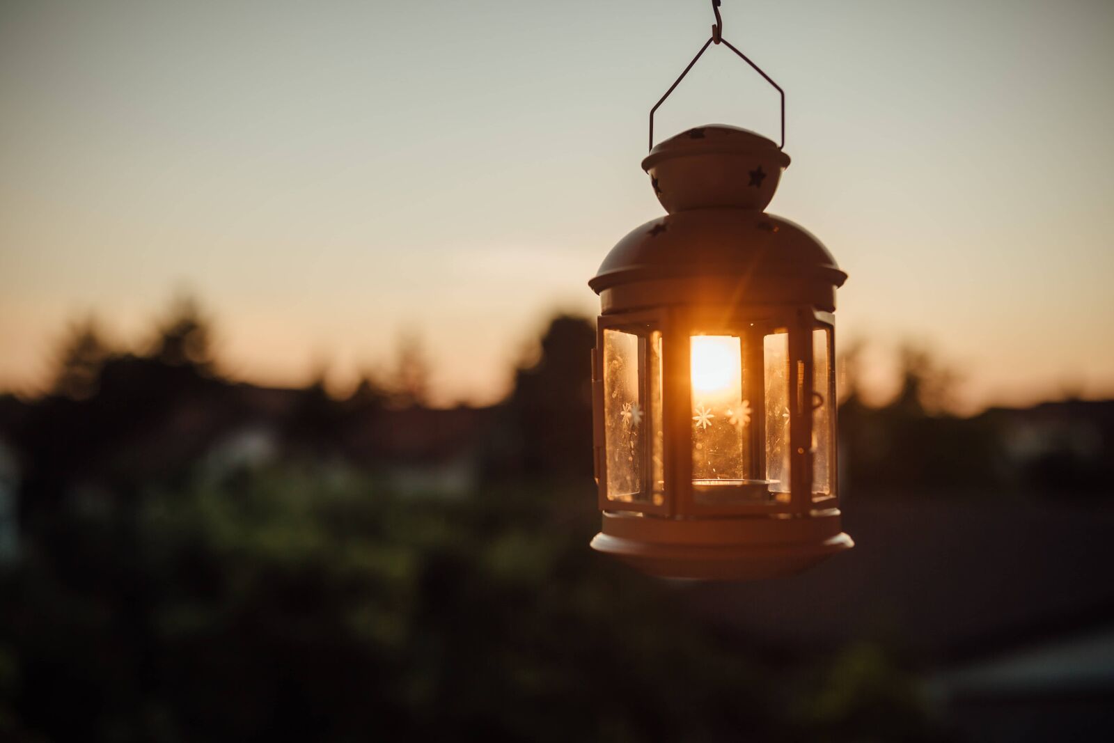 Sigma 35mm F1.4 DG HSM Art sample photo. Hanging, lamp, sunlight, sunspot photography